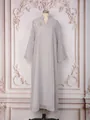 Détail d'une robe longue élégante avec strass et perles sur un mannequin d'exposition - S / Robes / Gris