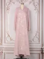 Détail de la broderie complexe de paillettes argentées et de perles sur la robe rose. - S / Robes / Rose
