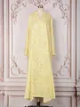 Vue détaillée des perles dorées et des paillettes sur cette élégante robe jaune longue. - S / Robes / Jaune