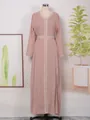 Détail d'une robe longue rose poudré avec des rayures bronzées et des perles. - S / Robes / Rose