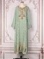 Vue détaillée d'un caftan vert sauge élégant avec broderies et paillettes - S / Robes / Vert