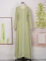 Vue détaillée d'une robe longue vert clair à manches longues sur un mannequin - S / Robes / Vert