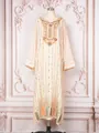 Robe longue champagne élégante avec broderies et paillettes complexes sur l'encolure. - Abricot