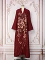 Vue détaillée d'une robe longue bordeaux avec des broderies florales complexes en paillettes dorées - Rouge