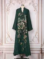Robe longue vert foncé élégante avec broderie florale en paillettes dorées sur mannequin. - Vert Foncé