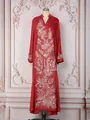 Élégante robe maxi rouge ethnique avec broderie complexe de paillettes dorées sur un mannequin - Rouge
