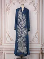 Détail d'une élégante robe longue bleu marine avec fine broderie de perles argentées - Bleu