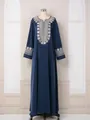 Vue détaillée d'une robe maxi caftan brodée bleu foncé de style sud-est asiatique - S / Robes / Bleu