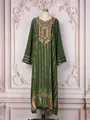 Robe de soirée élégante vert foncé avec broderies et paillettes sur un mannequin. - S / Robes / Vert Foncé