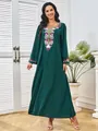 Elegante vestido largo verde oscuro de manga larga con intrincado bordado étnico frontal - S / Vestidos / Verde oscuro