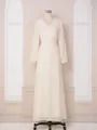 Détail d'une élégante robe longue crème à manches longues avec dorures et perles - S / Robes / Blanc