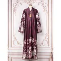 Elegante bordeauxrode maxi-jurk met bloemenprint en een decoratieve kwast bij de hals - S / Dresses / Donker Bordeauxrood (353)