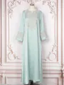 Vue détaillée d'une robe caftan brodée vert menthe clair avec des manches longues. - L / Robes / Vert clair