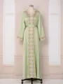 Elegante vestido largo verde claro de manga larga con escote en V y bordados de strass dorados. - Verde claro