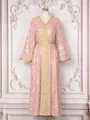 Vue détaillée de la robe Abaya rose avec motifs floraux dorés sur un mannequin - Rose / S