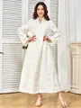 Elegante lange witte jurk met delicaat bloemenborduursel en lange mouwen voor dames - S / Dresses / Wit