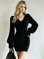 Detailaufnahme des schwarzen flauschigen Strickkleids mit V-Ausschnitt und Puffärmeln - S / Kleider / Schwarz