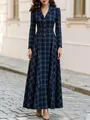 Elegante lange jurk met ruitjes in Franse stijl met reverskraag en een knoopsluiting. - S / Dresses / Marineblauw