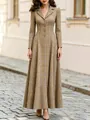 Elegante bruine geruite maxi-blazerjurk met lange mouwen en klassieke knoopsluiting. - S / Dresses / Khaki
