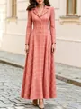 Elegante roze geruite blazerjurk met lange mouwen en een stijlvolle knoopsluiting. - Roze