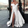 Elegantes weißes schulterfreies Abendkleid aus Satin mit hohem Schlitz und V-Ausschnitt - Off-White
