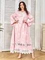 Elegante roze geborduurde maxi-jurk met witte kanten zoom en fonkelende strass details - S / Dresses / Roze (424)