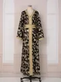 Élégante robe longue Abaya noire avec un motif floral doré complexe et une bordure - Noir / S