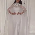 Elegantes weißes Maxikleid mit Pailletten-Stehkragen und transparentem, langem Umhang. - S / Kleider / Weiß