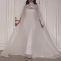 Formele witte maxi-jurk met hoge split en glinsterende metalen lovertjes cape-wikkel - S / Dresses / Wit