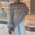 Elegante maglione grigio lavorato a maglia con paillettes, design a spalle scoperte e vestibilità comoda. - XS / Top / Stile Fascia Argento