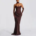 Elegantes braunes Maxikleid mit Drapierung, passenden Handschuhen und Halsband-Detail - XS / Kleid (Mit Handschuhen/Schal) / Dunkelbraun