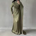 Vista detallada del elegante vestido de noche verde plisado asimétrico con hombro drapeado - Verde