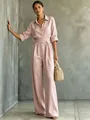 Vorderansicht eines rosa locker sitzenden Jumpsuits mit weitem Bein und einem Bindegürtel - S / Set / Lotosrosa
