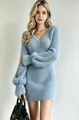 Elegantes hellblaues flauschiges Strickkleid mit V-Ausschnitt und Puffärmeln. - S / Kleider / Hellblau
