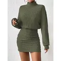 Elegante minivestido ajustado verde oliva con cuello alto y manga larga de punto acanalado - S / Vestidos / Verde