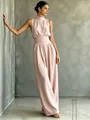 Dettaglio completo di elegante tuta smanicata a collo alto e gamba larga in rosa - Taglia S / Vestiti / Rosa loto