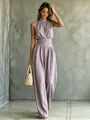 Modella indossa una tuta color lavanda senza maniche con collo alto e gamba larga - Taglia S / Vestiti / Lavanda