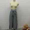 Vue détaillée du pantalon large gris à taille haute avec nœud papillon élégant - Gris