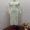 Robe midi blanche en maille ajourée à col rond sur mannequin de couture professionnel - S / Robe à Manches Longues / Blanc