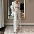 Vue détaillée d'un ensemble 3 pièces en lin avec blazer, pantalon cargo et haut en dentelle. - S / Haut Et Bas / Blanc