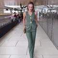 Elegante conjunto de chaleco sin mangas verde oliva y pantalones ajustados para mujer - XS / Top Y Pantalón / Verde