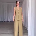 Elegante conjunto de chaleco sin mangas y pantalón ancho color canela en una modelo - XS / Top Y Pantalón / Verde matcha