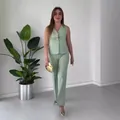 Vista completa di una donna con un elegante completo gilet senza maniche e pantaloni verde menta - Verde chiaro