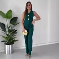 Modella indossa un elegante gilet senza maniche verde scuro e pantaloni con bottoni dorati - Verde Scuro