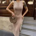 Détail d'une robe mi-longue beige tricotée ajourée sans manches avec une fente latérale - S / Robe Sans Manches / Abricot