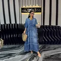 Ganzkörperansicht eines blauen Jeans-Maxikleids mit V-Ausschnitt und Fransenstufen - XS / Kurzarmkleid / Blau
