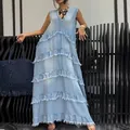 Elegantes ärmelloses hellblaues Jeans-Maxikleid mit V-Ausschnitt und ausgefransten Details - XS / Kleider / Hellblau
