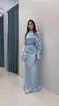Elegante abito da sera azzurro con design plissettato asimmetrico e polsini di cristallo - XS / Vestiti / Azzurro