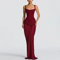 Elegantes weinrotes ärmelloses Maxikleid mit Korsett-Mieder und drapiertem Satinrock - XS / Rot