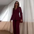 Detailansicht eines professionellen burgunderroten Slim-Fit-Blazers und Hosenanzugs. - XS / Oberteil Und Unterteil / Rot